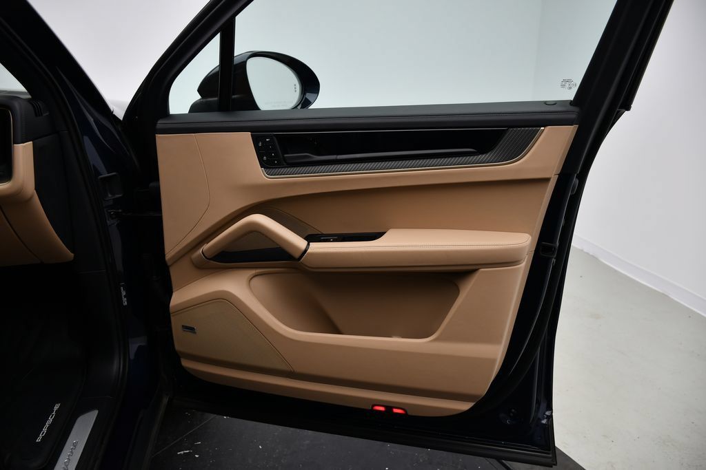 Certified 2025 Porsche Cayenne AWD/4WD image 45