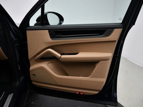 Certified 2025 Porsche Cayenne AWD/4WD image 45