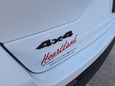 New 2025 Jeep Grand Cherokee Altitude image 19