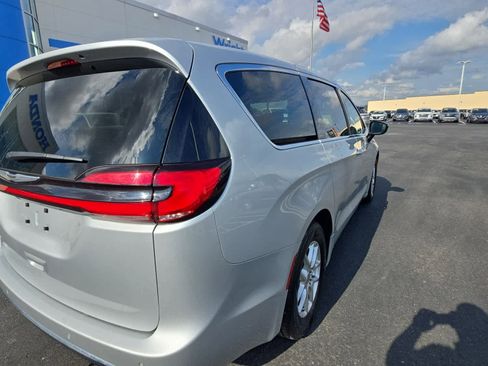 Used 2024 Chrysler Pacifica Touring-L image 8