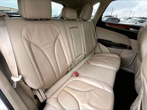 Used 2017 Lincoln MKC Select image 22