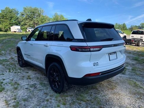 Used 2025 Jeep Grand Cherokee Altitude AWD/4WD image 6