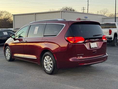 Used 2018 Chrysler Pacifica Touring-L image 5