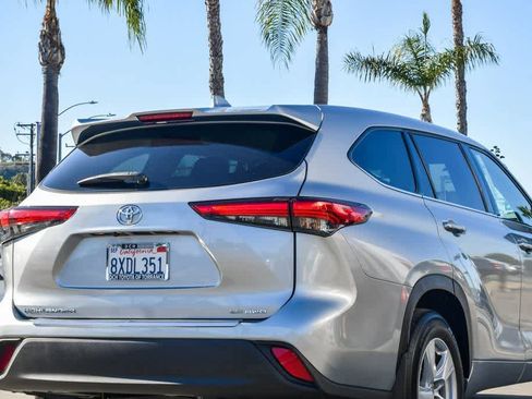 Used 2020 Toyota Highlander LE image 6