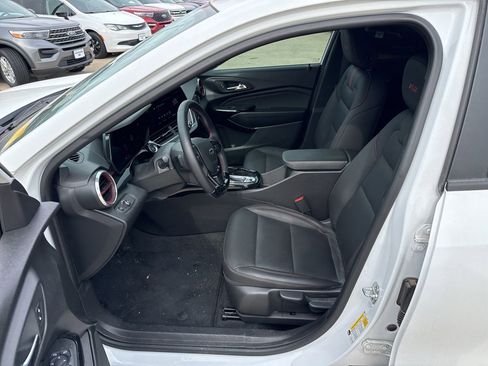 Used 2025 Chevrolet Trax RS image 19