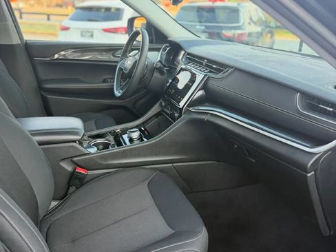 Used 2023 Jeep Grand Cherokee Laredo w/ Luxury Tech Group I AWD/4WD image 16