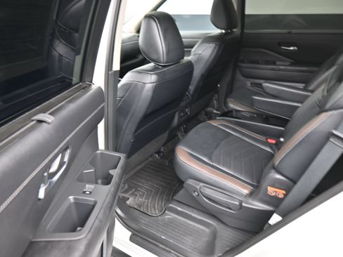 Used 2023 Nissan Pathfinder Platinum AWD/4WD image 18