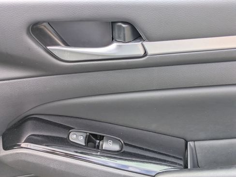 Used 2025 Nissan Altima 2.5 SR FWD image 33