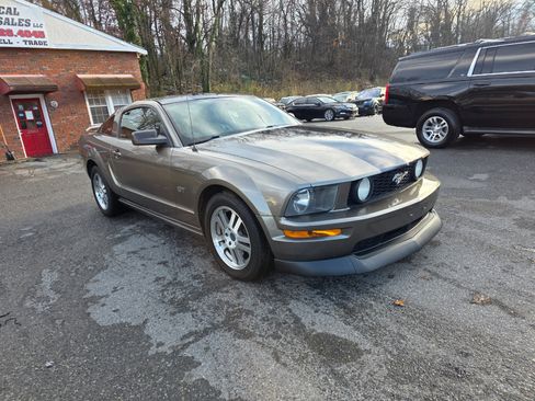 Used 2005 Ford Mustang GT image 3