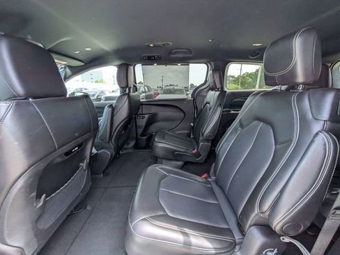 Used 2025 Chrysler Pacifica Select FWD image 12
