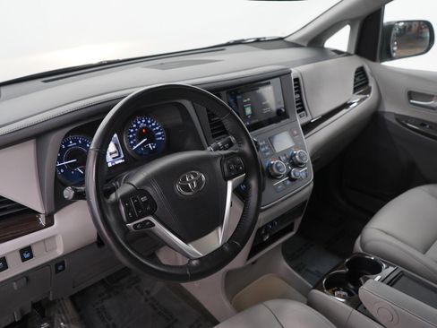 Used 2015 Toyota Sienna XLE image 26