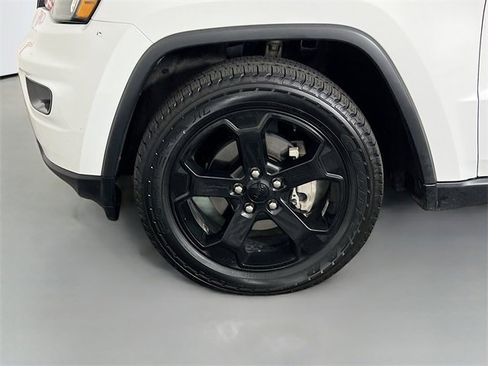 Used 2020 Jeep Grand Cherokee Laredo image 26