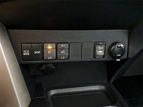 Used 2018 Toyota RAV4 Limited image 31