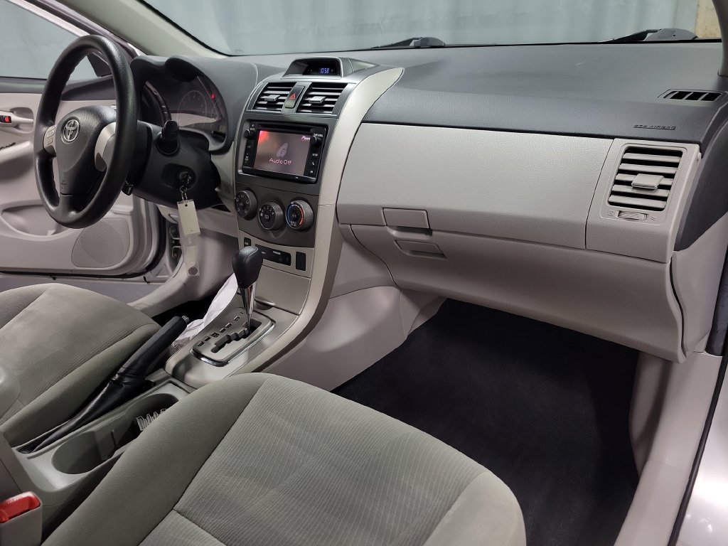 Used 2013 Toyota Corolla LE FWD image 29