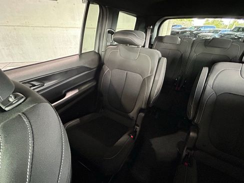 Used 2025 Jeep Grand Cherokee L Laredo image 12