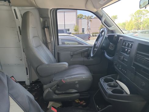 Used 2018 Chevrolet Express 2500 Extended image 10