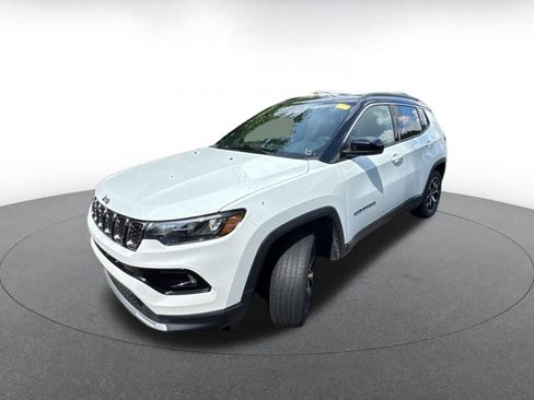 Used 2025 Jeep Compass Limited AWD/4WD image 3