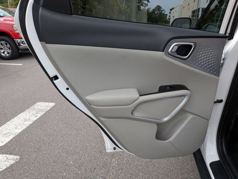 Used 2025 Kia Soul LX w/ LX Technology Package FWD image 26