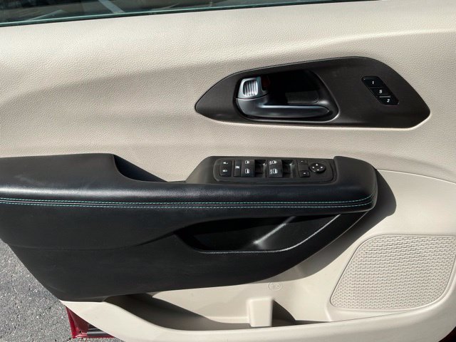Used 2021 Chrysler Pacifica Touring-L FWD image 9