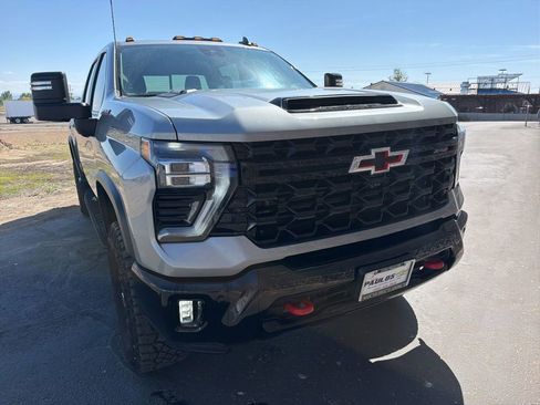 Used 2025 Chevrolet Silverado 2500 ZR2 w/ Technology Package AWD/4WD image 3
