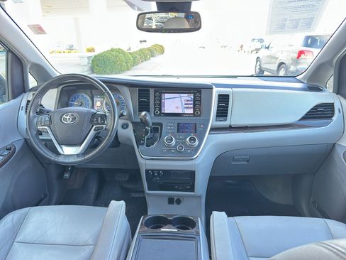 Used 2018 Toyota Sienna XLE Premium image 11