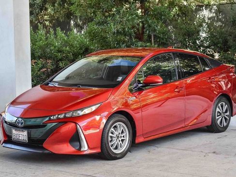 Used 2017 Toyota Prius Prime Premium image 3