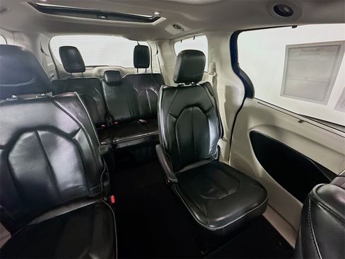 Used 2018 Chrysler Pacifica Limited w/ Tire & Wheel Group image 14