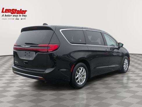 Used 2023 Chrysler Pacifica Touring-L image 5