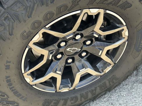Used 2024 Chevrolet Colorado ZR2 w/ Technology Package AWD/4WD image 9