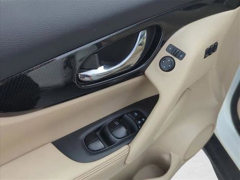 Used 2020 Nissan Rogue SL w/ Premium Package image 3