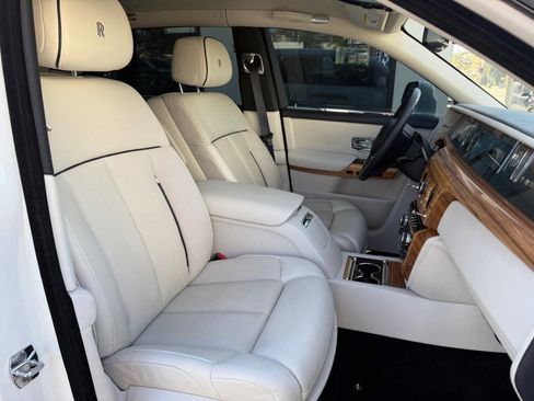 Used 2018 Rolls-Royce Phantom Sedan image 28