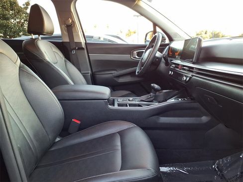 Used 2025 Kia Sorento S image 9
