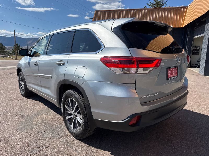 Used 2017 Toyota Highlander XLE AWD/4WD image 3