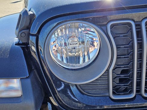 Used 2024 Jeep Gladiator Sport image 4