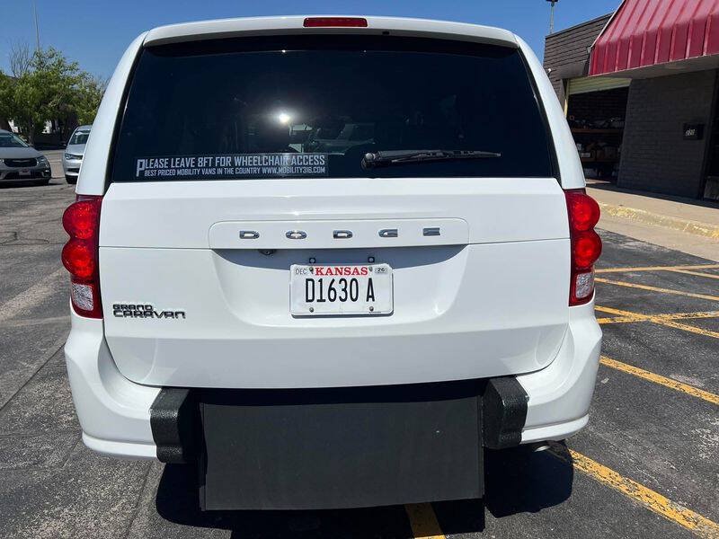 Used 2020 Dodge Grand Caravan SE w/ UConnect Hands-Free Group FWD image 12