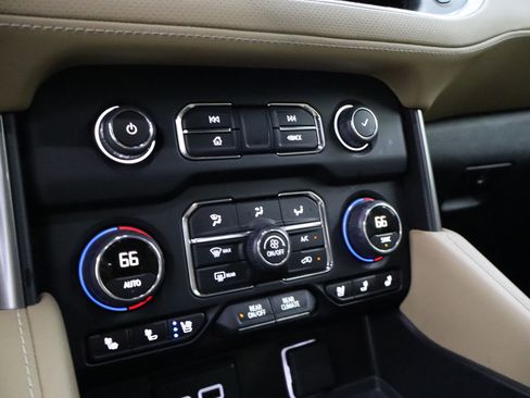 Used 2024 Chevrolet Suburban Premier image 19