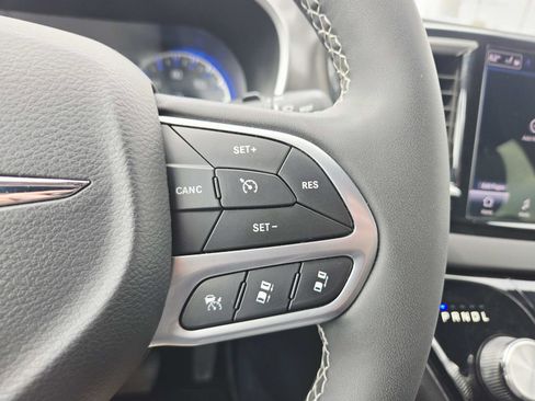 Used 2025 Chrysler Pacifica Select image 24