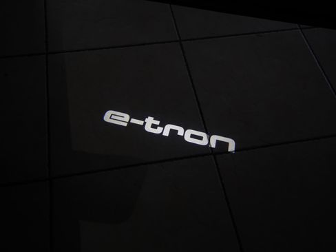 Used 2021 Audi e-tron Premium w/ Convenience Plus Package image 27