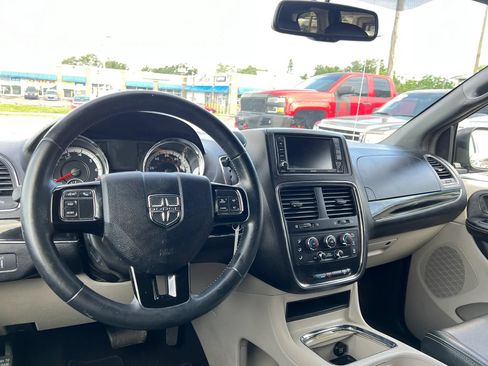 Used 2017 Dodge Grand Caravan SXT FWD image 14