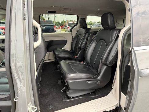 Used 2022 Chrysler Pacifica Touring-L FWD image 15