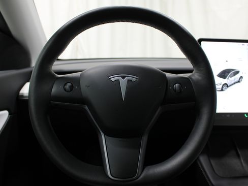 Used 2022 Tesla Model Y Long Range image 11
