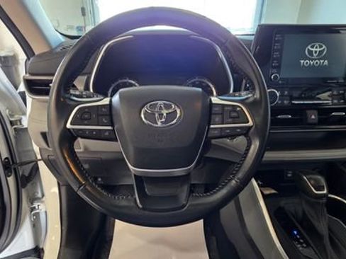 Used 2022 Toyota Highlander XLE image 16
