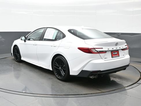 Used 2025 Toyota Camry SE image 4