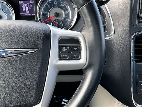 Used 2015 Chrysler Town & Country Touring-L w/ Driver Convenience Group image 10