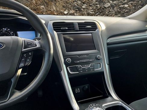 Used 2019 Ford Fusion SE image 6