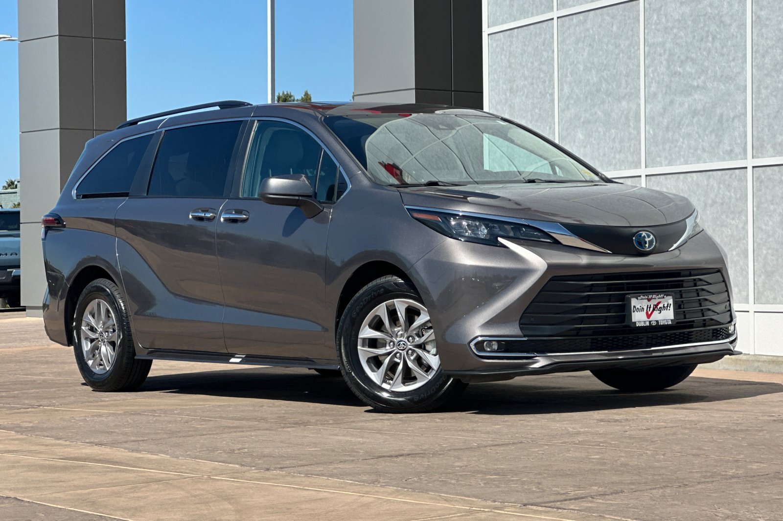 Used 2024 Toyota Sienna XLE FWD image 2