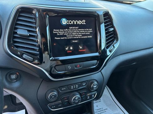 Used 2019 Jeep Cherokee Limited image 21