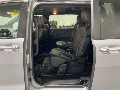Used 2022 Toyota Sienna XLE Woodland Edition image 23