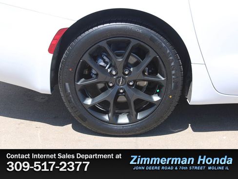 Used 2025 Chrysler Pacifica Limited FWD image 23