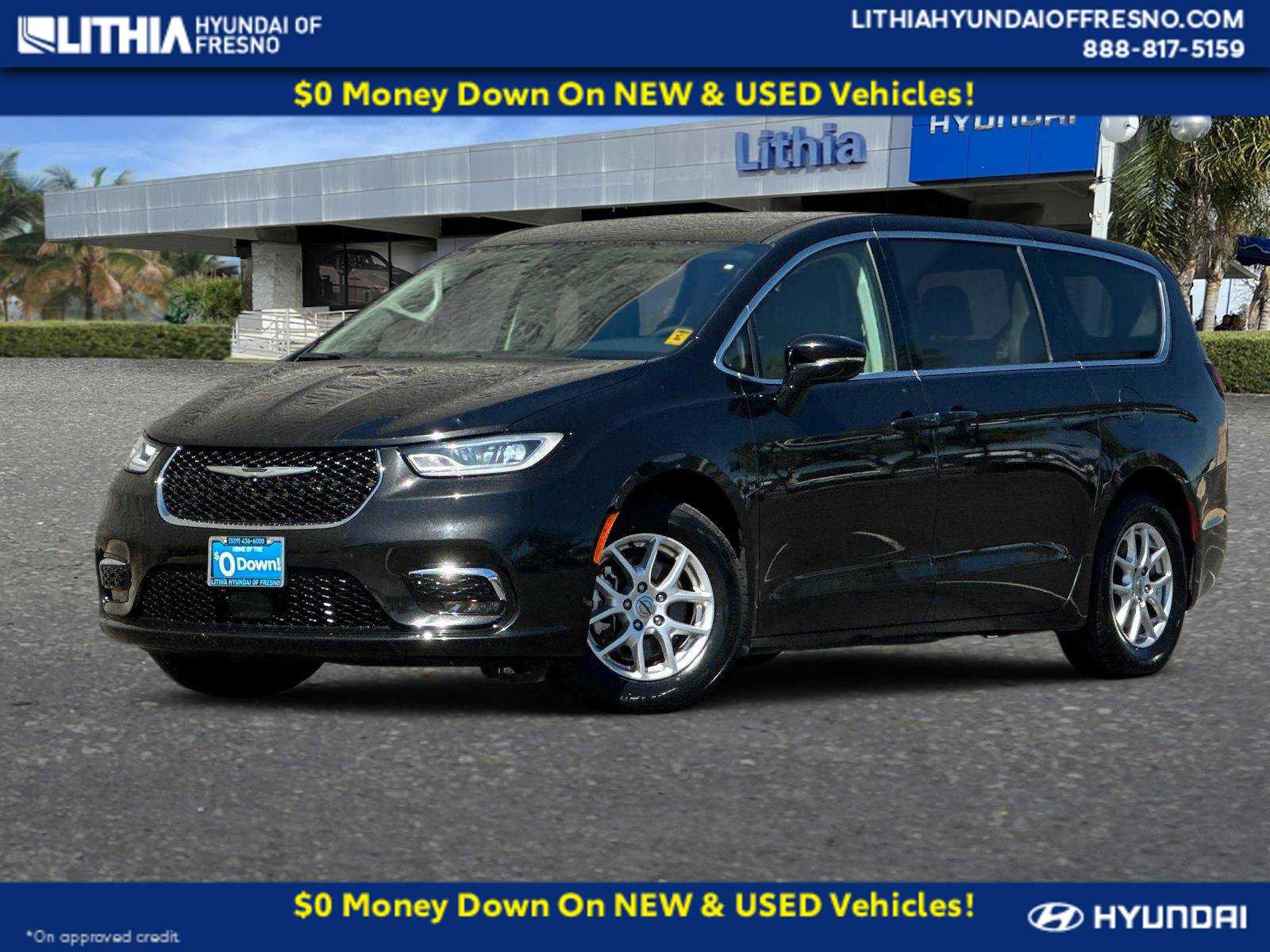 Used 2024 Chrysler Pacifica Touring-L FWD image 1